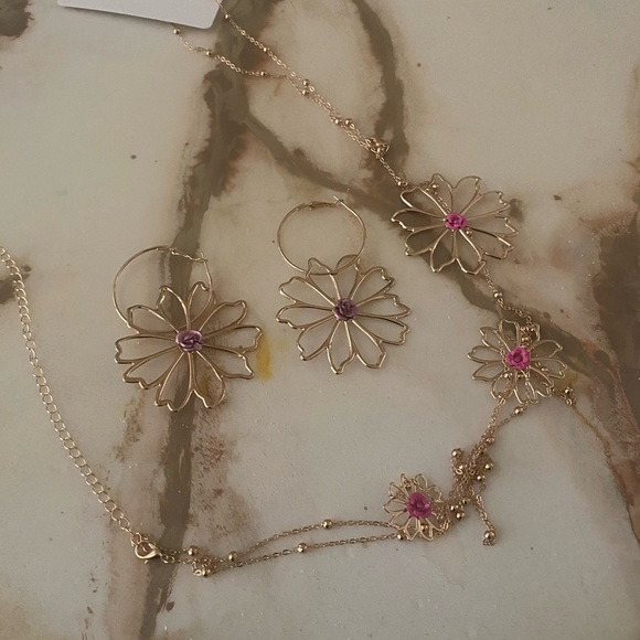 Elegant Gold and Pink Floral Back Necklace - Picture 2 of 10